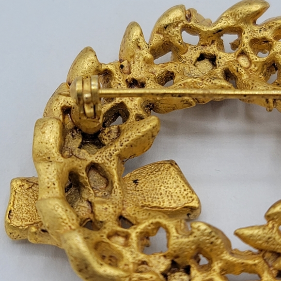 Holiday Wreath Brooch Rhinestone Flowers Christmas Gold tone Pin Hobé Style Vtg - Picture 8 of 12
